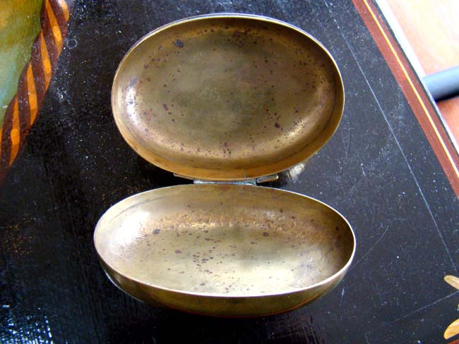 An Engraved Dutch brass oval Tobacco Box circa 1750-1800 — image 4